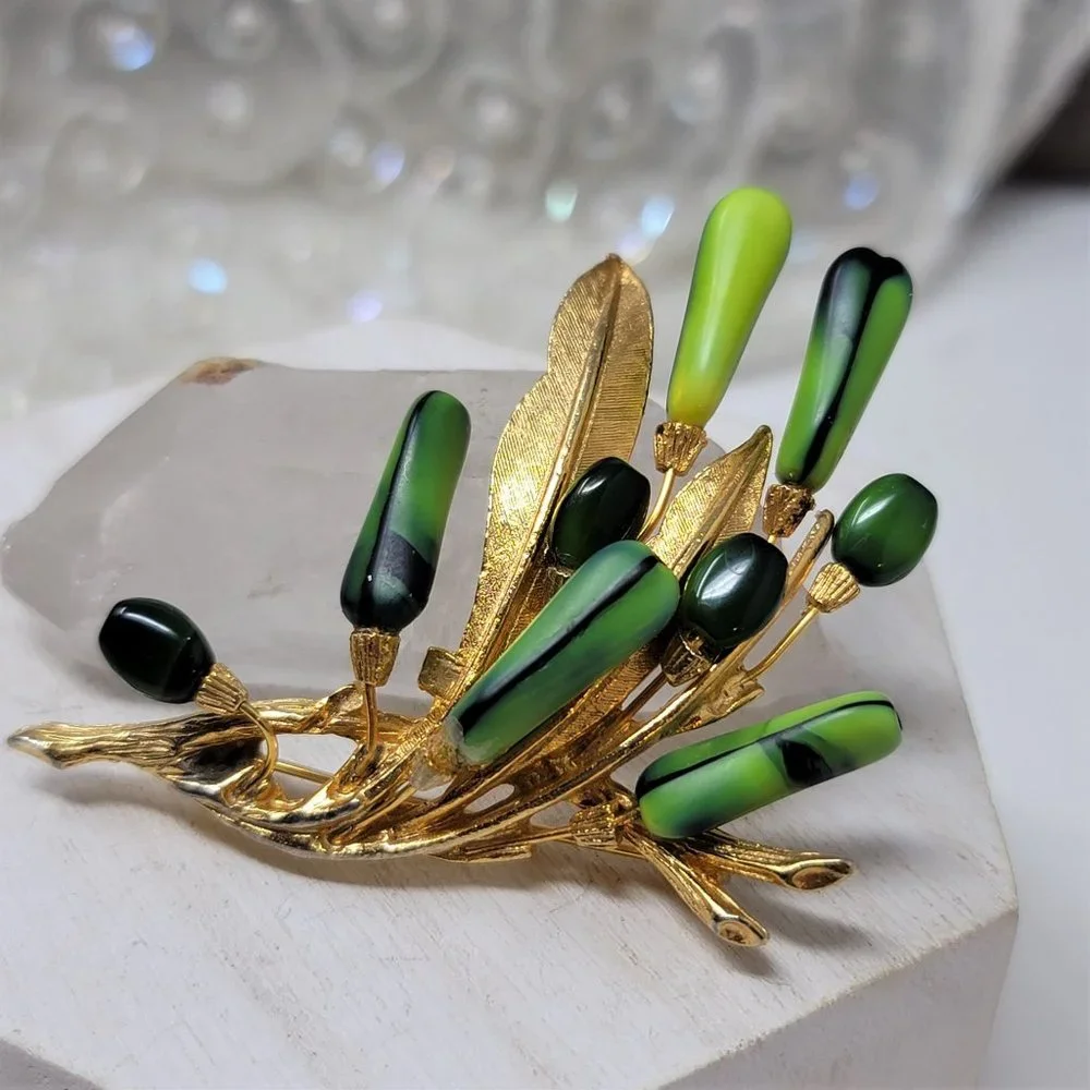 Signed ART Vintage Brooch Pin Green & Goldtone